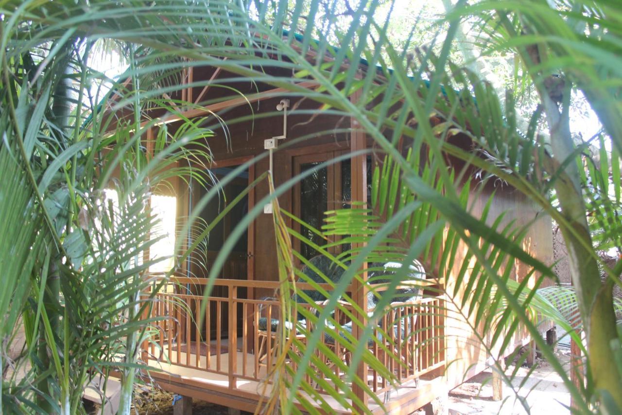 Sea Bird Beach Cafe & Cottages Morjim Exterior photo